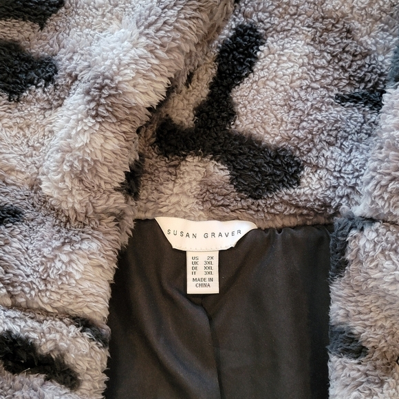 Susan Graver Asymmetrical Gray/Black Camo Sherpa Vest - Brand New, Size 2X - Picture 3 of 5